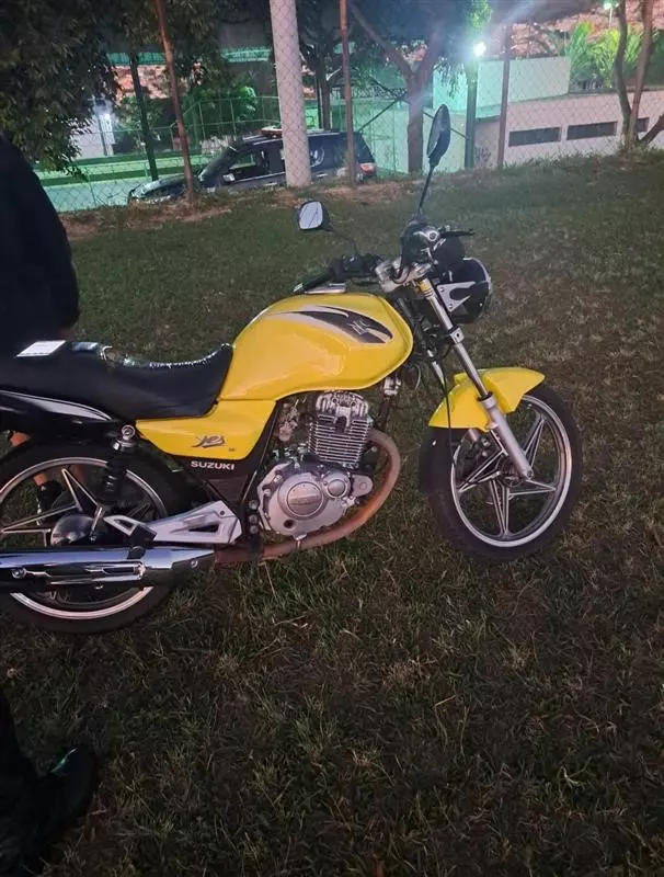Avô é flagrado ensinando neto de 12 anos a pilotar moto